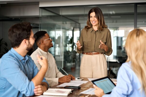 Pintarget - Workers collaborating during a discussion session