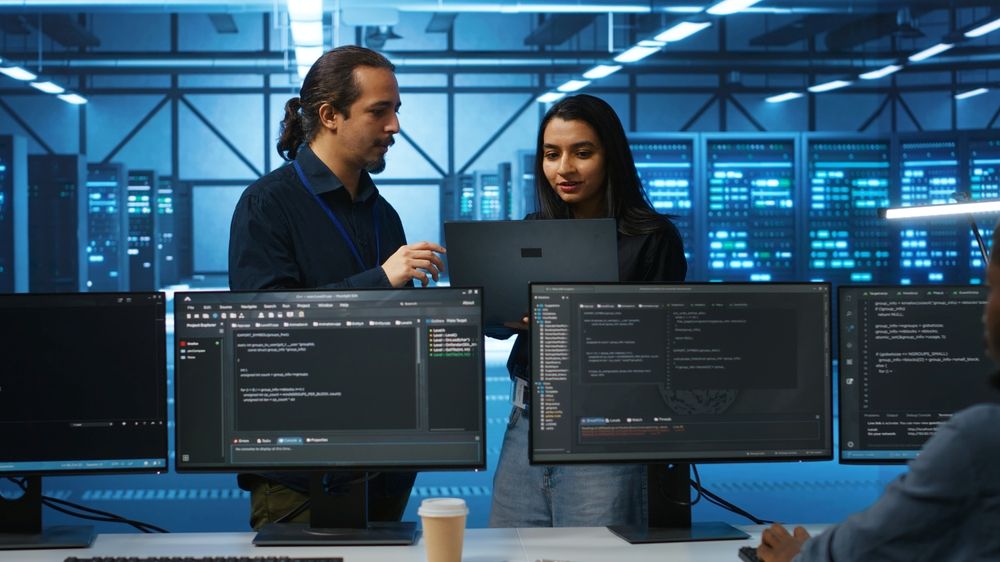 Managed Endpoint Detection and Response - Programmer and supervisor in server room looking for equipment misconfigurations, doing brainstorming